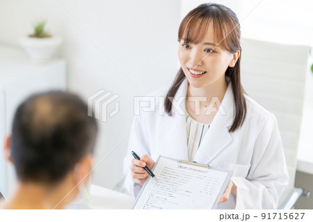 薄毛治療カウンセリング　白衣 91715627