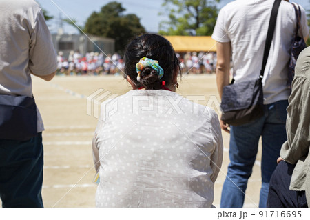 運動会を観戦する保護者 運動会を観戦する保護者 91716695