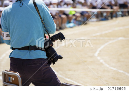 運動会を撮影するカメラマン 運動会を撮影するカメラマン 91716696