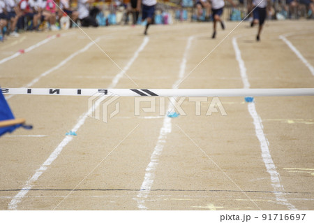 運動会　徒競走のゴールテープ 91716697