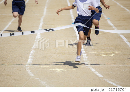 運動会　徒競走のゴールテープ 91716704