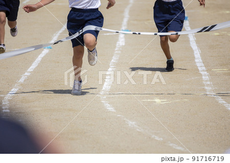 運動会　徒競走のゴールテープ 91716719