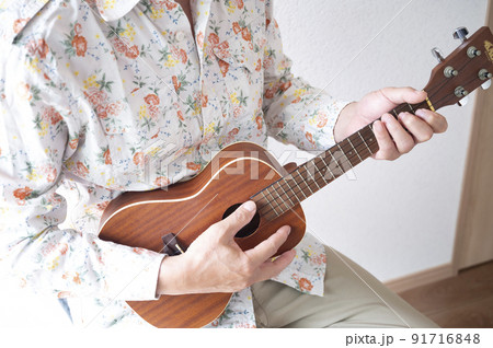 ウクレレを楽しんでるシニア男性 ウクレレを楽しんでるシニア男性 91716848