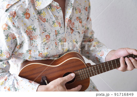 ウクレレを楽しんでるシニア男性 ウクレレを楽しんでるシニア男性 91716849