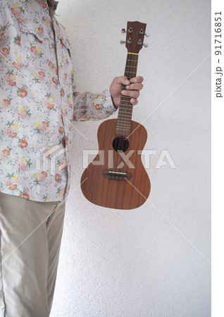 ウクレレを楽しんでるシニア男性 91716851