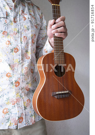ウクレレを楽しんでるシニア男性 91716854