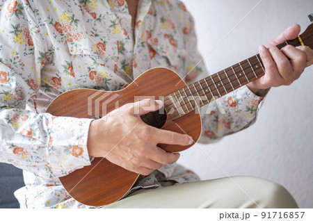 ウクレレを楽しんでるシニア男性 91716857