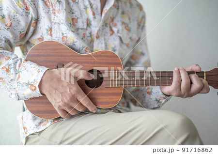 ウクレレを楽しんでるシニア男性 ウクレレを楽しんでるシニア男性 91716862