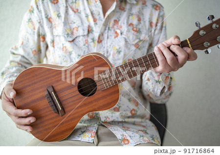 ウクレレを楽しんでるシニア男性 ウクレレを楽しんでるシニア男性 91716864