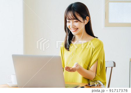 自宅でテレワークをする女性 91717376