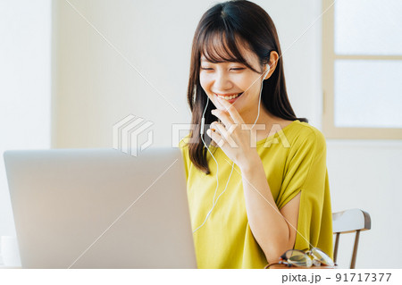 自宅でテレワークをする女性 91717377