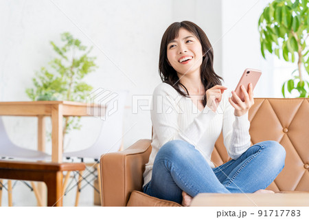 女性 リビング ミドル ライフスタイル 女性 リビング ミドル ライフスタイル 91717783