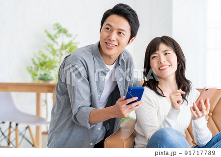 夫婦 家族 カップル リビング スマホ ライフスタイル 夫婦 家族 カップル リビング スマホ ライフスタイル 91717789