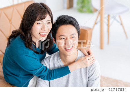 夫婦　家族　カップル　リビング　ライフスタイル 91717834