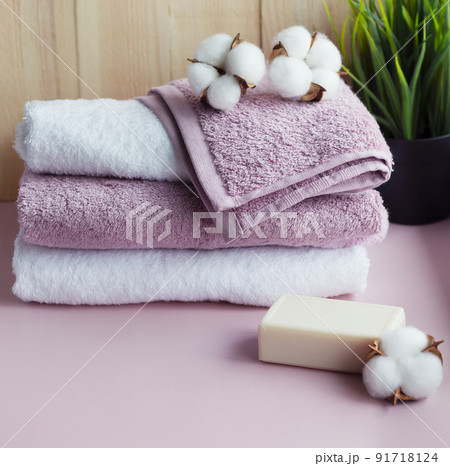 Set of towels with piece of soap and flowers of cotton 91718124