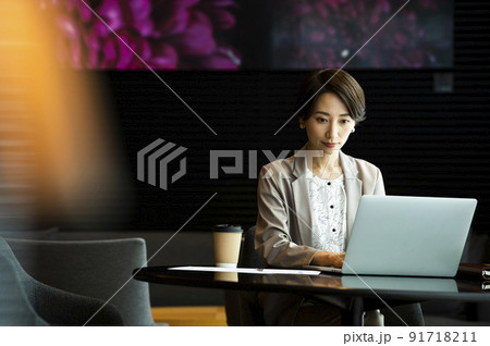 ビジネス　女性　オフィス　ノートパソコン 91718211