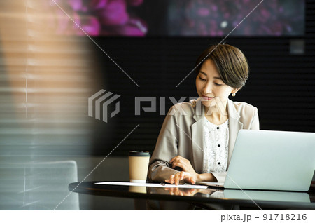 ビジネス 女性 オフィス ノートパソコン ビジネス 女性 オフィス ノートパソコン 91718216