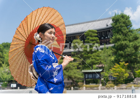 京都旅行を楽しむ着物の女性 91718818