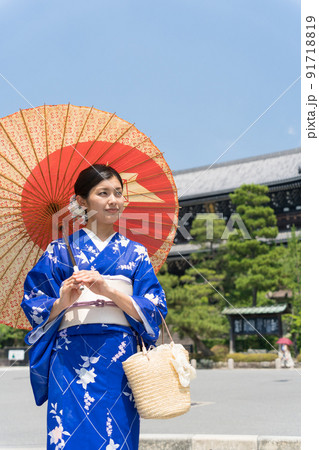 京都旅行を楽しむ着物の女性 91718819
