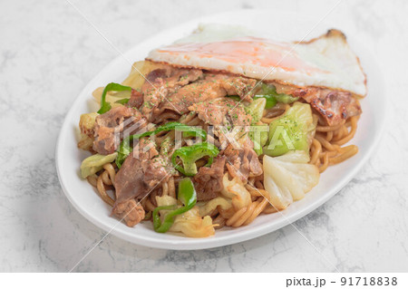ソース焼きそばと目玉焼き ソース焼きそばと目玉焼き 91718838