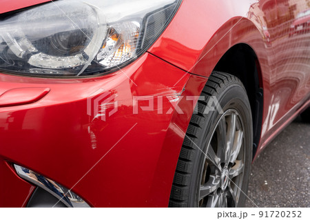 傷ついた車のフロント部分 91720252