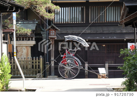 飛騨高山　高山の古い町並に止まっている人力車 91720730