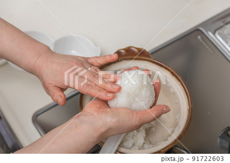 【ミドル主婦が土鍋で炊いたご飯でおにぎりを作る】 【ミドル主婦が土鍋で炊いたご飯でおにぎりを作る】 91722603