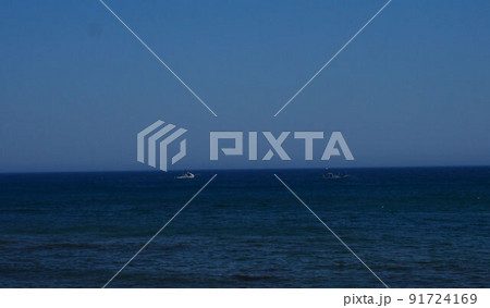 海開き前の伊師浜海岸と釣り船 91724169