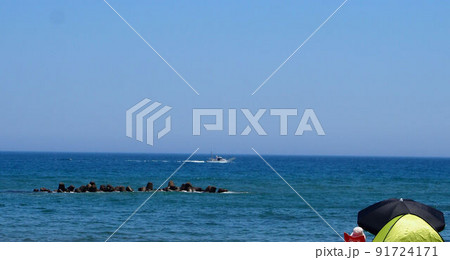 海開き前の伊師浜海岸と釣り船 91724171