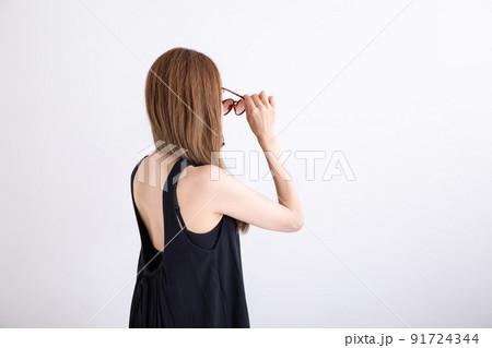 サングラスをかける女性　Woman wearing sunglasses 91724344