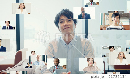 ビデオ会議に参加する男性 91725134