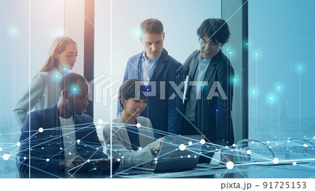 ビジネスとネットワーク ミーティングする多国籍の人々 ビジネスとネットワーク ミーティングする多国籍の人々 91725153