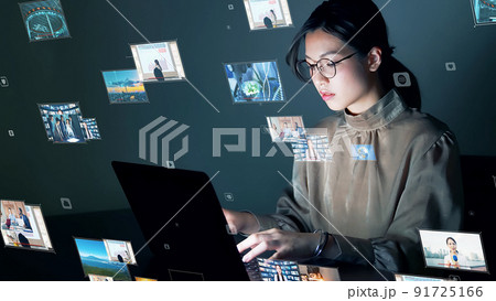 ホログラム画面を見る女性 ホログラム画面を見る女性 91725166