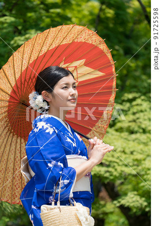 日本庭園を歩く着物の女性 91725598