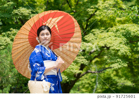 日本庭園を歩く着物の女性 91725601