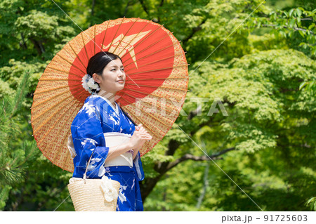 日本庭園を歩く着物の女性 91725603