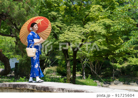 日本庭園を歩く着物の女性 91725604