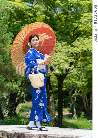 日本庭園を歩く着物の女性 91725608