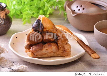 Rice dumpling with abalone and scallop 91726775