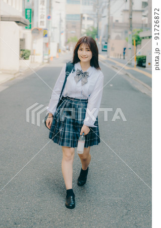 制服姿の女子高生と街並み 制服姿の女子高生と街並み 91726872