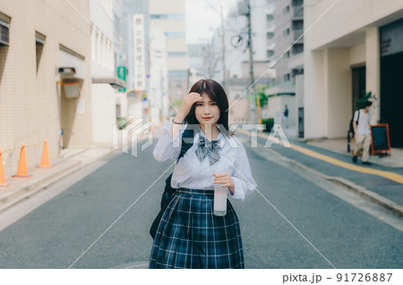 制服姿の女子高生と街並み 制服姿の女子高生と街並み 91726887