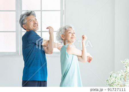 ストレッチするシニア夫婦（スポーツ・健康・ヘルスケア・運動） 91727111