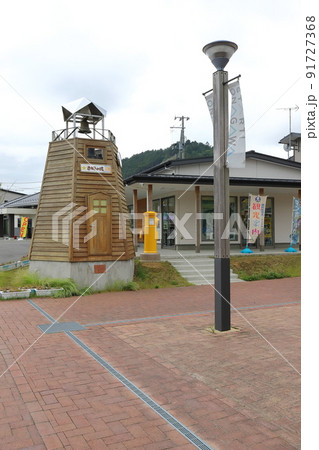 宮城　女川　丸ポストのある風景（道の駅おながわ　しあわせの黄色いポスト） 91727368