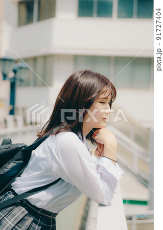 制服姿の女子高生と街並み 制服姿の女子高生と街並み 91727404