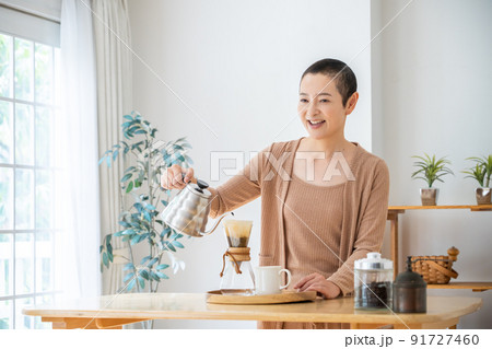 ミドル女性のライフスタイルイメージ 91727460