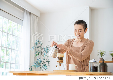 ミドル女性のライフスタイルイメージ ミドル女性のライフスタイルイメージ 91727471