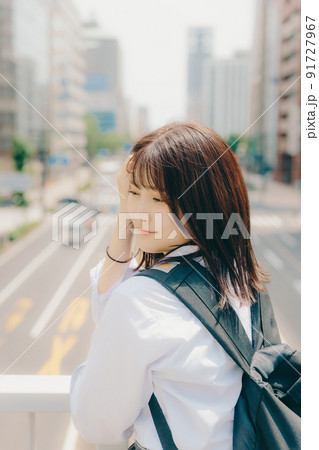 制服姿の女子高生と街並み 制服姿の女子高生と街並み 91727967