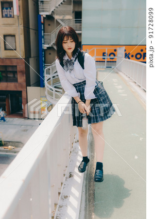制服姿の女子高生と街並み 制服姿の女子高生と街並み 91728099