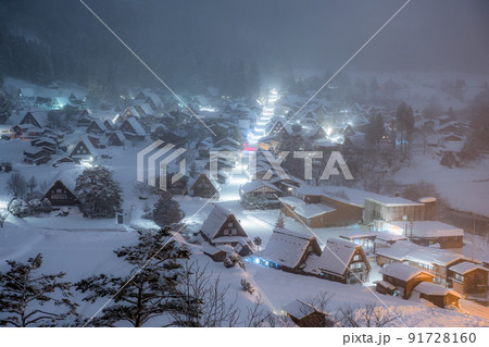 《岐阜県》積雪の白川郷・冬の合掌造り集落 91728160