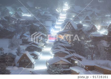 《岐阜県》積雪の白川郷・冬の合掌造り集落 《岐阜県》積雪の白川郷・冬の合掌造り集落 91728161